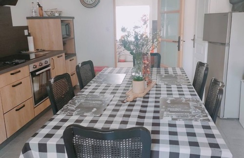 Le Merzer House | Maison Le Merzer, 5 Personnes, Sans Vis-à-vis, au Coeur D'un Village Breton