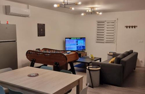 Saint-Seurin-sur-l'Isle House | Maison " Pac-Man" climatisée - entre collègues, amis, famille - barbecue - Netflix - Prime - Baby foot 50cts