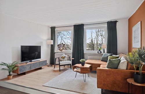 Moelln Apartment | MAISUITES Sperling - Zentrale Ferienwohnung mit Boxspringbett, Kaffeevollautomat, WLAN & seitlichem Seeblick