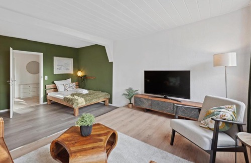 Moelln Apartment | MAISUITES Sperling - Zentrale Ferienwohnung mit Boxspringbett, Kaffeevollautomat, WLAN & seitlichem Seeblick