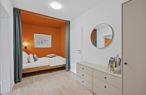 Moelln Apartment | MAISUITES Sperling - Zentrale Ferienwohnung mit Boxspringbett, Kaffeevollautomat, WLAN & seitlichem Seeblick