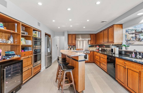 Arlington House | Majestic lakefront 3-bedroom with pool, hot tub, water sports and birdwatching