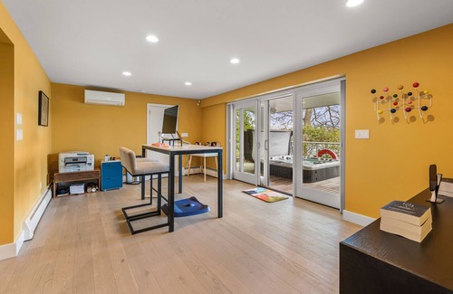Arlington House | Majestic lakefront 3-bedroom with pool, hot tub, water sports and birdwatching