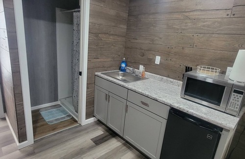 Gypsum Cabin | Make time for Lake Time! Close to all FERRIES, BEACHES, PARKS & CEDAR POINT!