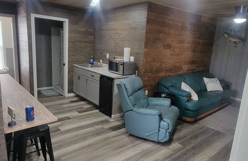 Gypsum Cabin | Make time for Lake Time! Close to all FERRIES, BEACHES, PARKS & CEDAR POINT!