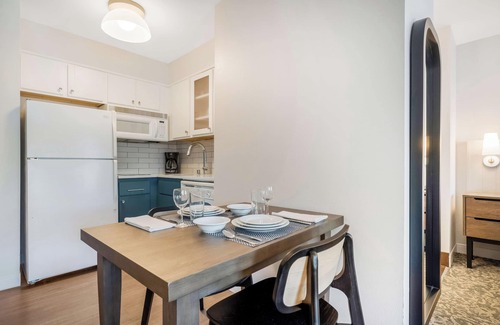 Sorrento Valley Hotel | Make Your Trip More Enjoyable! Heated Outdoor Pool, Pets Are Welcome!