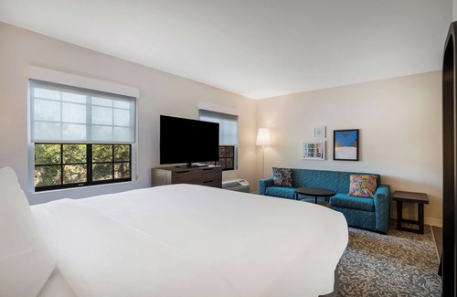 Sorrento Valley Hotel | Make Your Trip More Enjoyable! Heated Outdoor Pool, Pets Are Welcome!