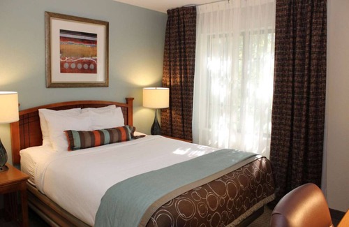 Vancouver Resort | Make Your Trip More Enjoyable! Near Orchards Park West, Free Breakfast, Pool!