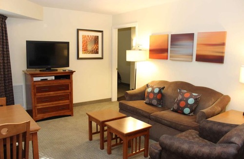 Vancouver Resort | Make Your Trip More Enjoyable! Near Orchards Park West, Free Breakfast, Pool!