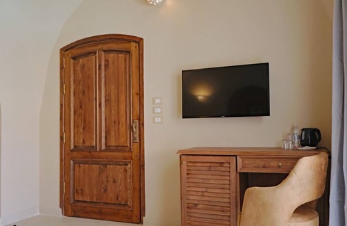 Luxor House | Malkata House Luxe Suite: Desert, Pool & Dine