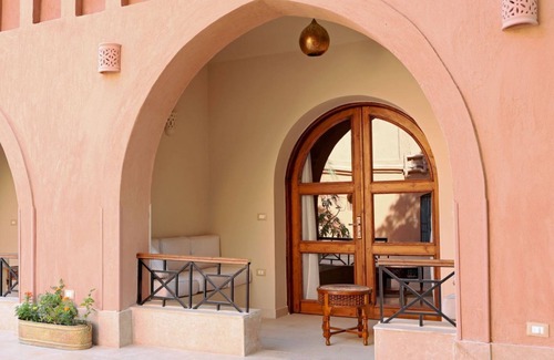 Luxor House | Malkata House Luxe Suite: Desert, Pool & Dine