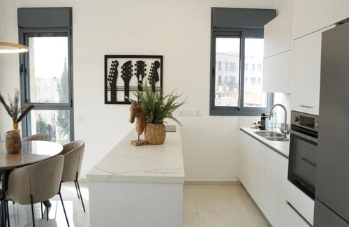 Mahane Israel Apartment | ♥MAMILLA'S Chic ♥ Stunning 2 BDR w. balcony ♥Parking ♥NEW!