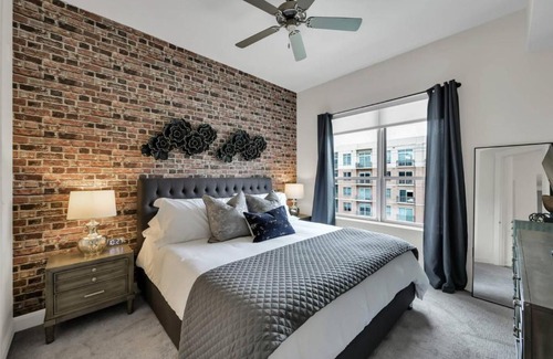 The Woodlands House | Manhattan Suite - 723