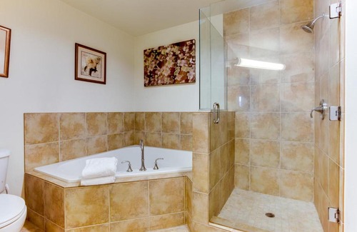 Bridgeton Apartment | Manifest Upscale Spacious 2BD/2BA Apartment w/ balcony, fireplace