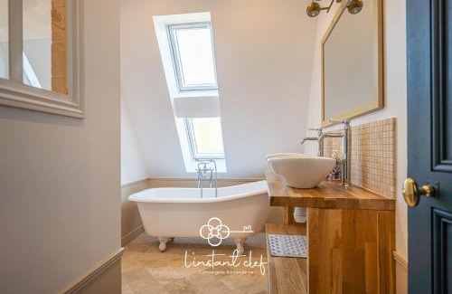 Coulaines House | Manoir d'Exception - 20 Personnes - Piscine, Baby-Foot & Tapis de Course
