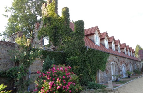 Vierkirchen Apartment | Manor at the moated castle