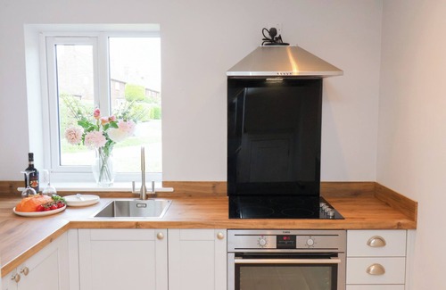 Driffield Cottage | MANOR COTTAGE, pet friendly, character holiday cottage in Nafferton