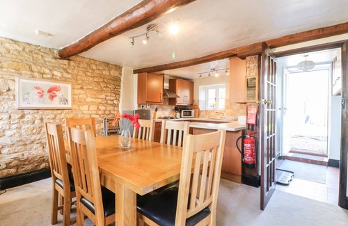 North Luffenham Cottage | MANOR VIEW, pet friendly, with a garden in Edith Weston