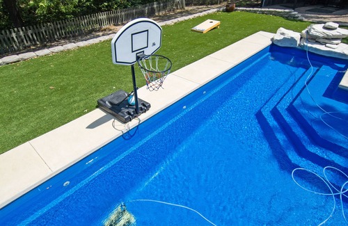 Duncanville House | Mansion + Guesthouse! Uncommon Grounds Dallas! Pool, Pickleball, Basketball!