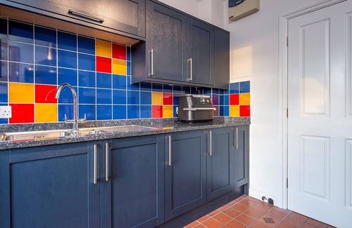 Carmarthen House | Mansion in Carmarthen with Pool & Valley Views