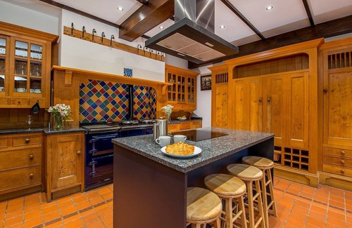 Carmarthen House | Mansion in Carmarthen with Pool & Valley Views