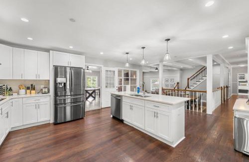 Church Street House | Mansion With Private Pool Basketball & Tennis courts