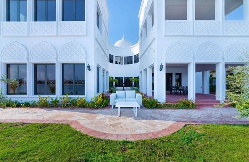 Palm Jumeirah Villa | Manzil-6BR Lux Villa with Pvt Pool