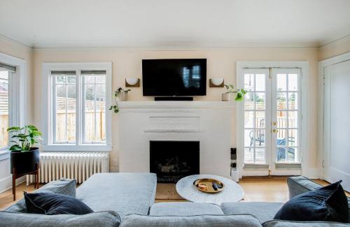 Seattle House | Maple Leaf Craftsman - Hot Tub, AC, Dog Friendly