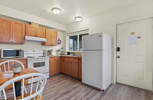 West Central Apartment | Maple Leaf Manor Suites