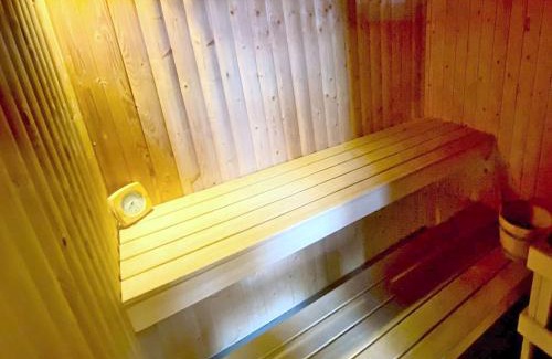 York House | Maple Lodge 11 Hot Tub & Sauna