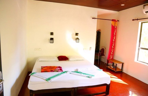 Mararikulam Bed & Breakfast | Marari John Villa: Serene Bliss by Sandy Beach & Gardens at Marari. 🏡🌊