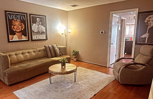 Clodine House | Marilyn Monroe themed cozy Townhome