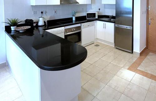 Dubai Marina Apartment | Marina view with Pool, Gym, Tennis Court, 5 mins to Beach