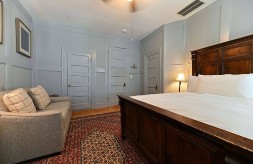 Edenton Bed & Breakfast | Mariner Room - Captain's Quarters Inn, Downtown Historic Edenton