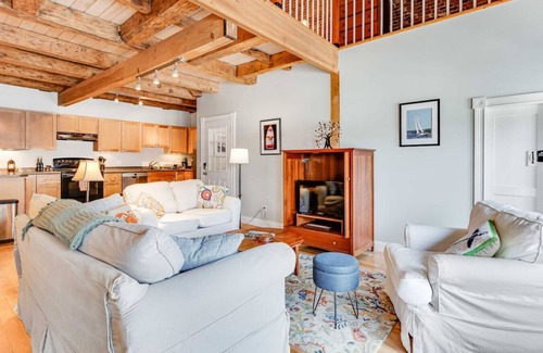 Belfast Apartment | Mariner's Loft on Main St - Right Downtown!