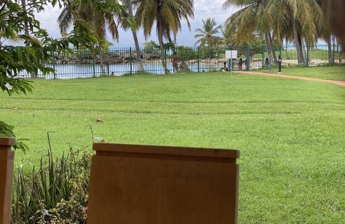 Bas du Fort Apartment | Marisol les pieds dans l eau
