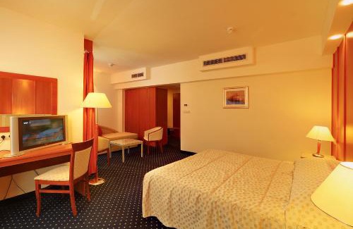 Cove Tri Zala (Zrnovo) Hotel | Marko Polo Maradiso Hotel by Aminess