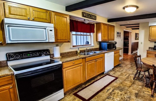 Ohiopyle House | Martha's Retreat | 5BR, 3BA, Pool, Hot Tub, close to Ohiopyle