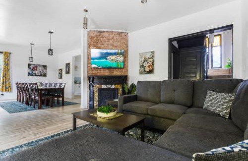 Niagara Falls House | Massive 11BR Home Ideal for Reunions