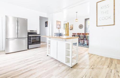 Niagara Falls House | Massive 11BR Home Ideal for Reunions