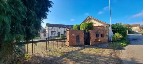 Yaxley House | Massive 4 bed with countryside views in Peterborough