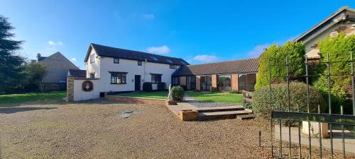 Yaxley House | Massive 4 bed with countryside views in Peterborough
