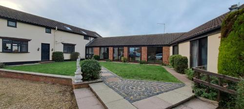 Yaxley House | Massive 4 bed with countryside views in Peterborough