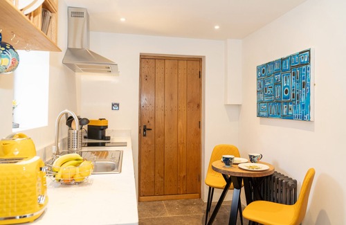Bletchingley House | Matties Loft - peaceful, private garden/hot tub, swimming lake, Spa and wellness