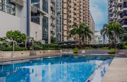 Pinagsama Apartment | Max Dwell Bgc Creative Space with 84 " Cinema