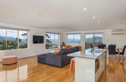 West Moonah House | Mayhill Views space and style