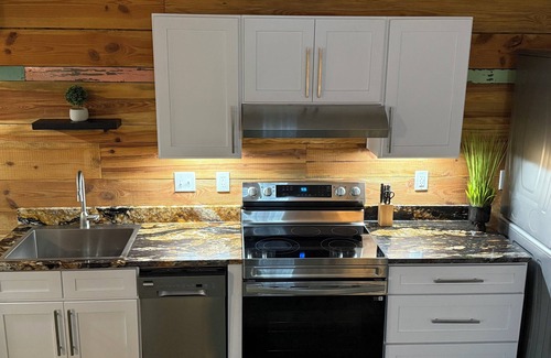 Elsanor Apartment | Meadow Run Studio—Farm Stay