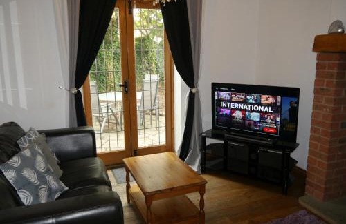 Henley-in-Arden House | Measure Cottage - Sleeps 4 - Private Hot tub and garden