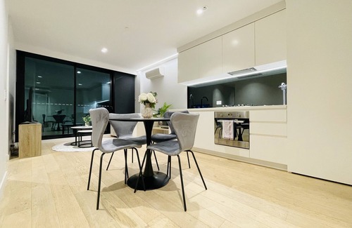 Melbourne Central Business District Apartment | Mega Style Apartments Light House