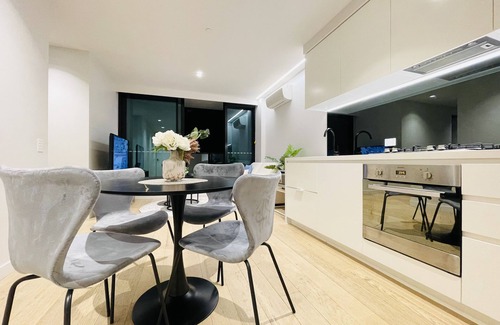Melbourne Central Business District Apartment | Mega Style Apartments Light House